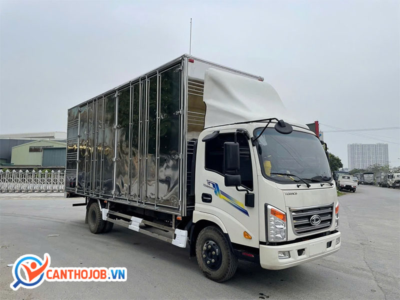 Nhân viên lái xe tải