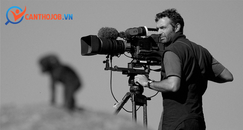 Nhân viên quay dựng video