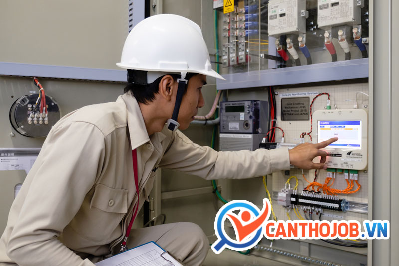 Nhân viên vận hành máy